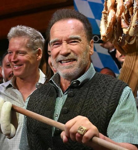 Arnold Schwarzenegger (c.)