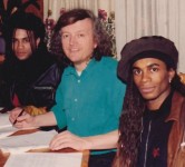 Frank Farian (c.) & "Milli Vanilli"