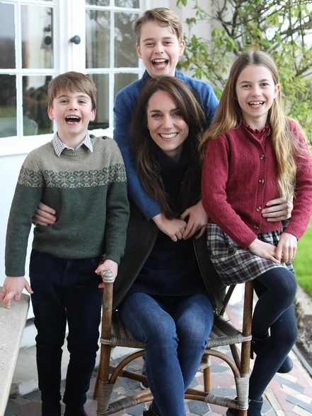 Louis, George, Kate & Charlotte (redaguota nuotrauka)