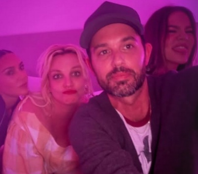 Kim Kardashian, Britney Spears, Cade Hudson ir Khloé Kardashian