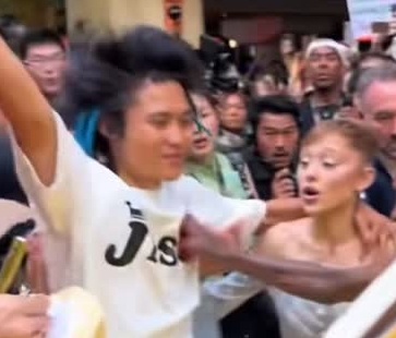 Johnson Wen ir Ariana Grande