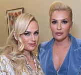 Rebel Wilson ir Ramona Agruma