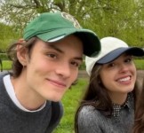 Louis Partridge ir Olivia Rodrigo