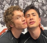 Connor Storrie ir Hudson Williams