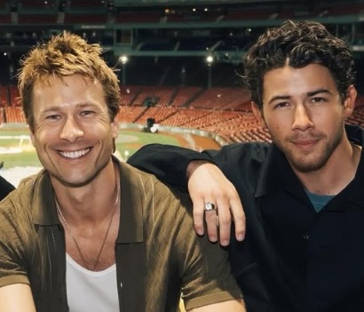 Glen Powell ir Nick Jonas