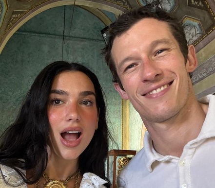 Dua Lipa ir Callum Turner