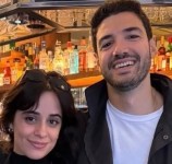 Camila Cabello ir Henry Junior Chalhoub