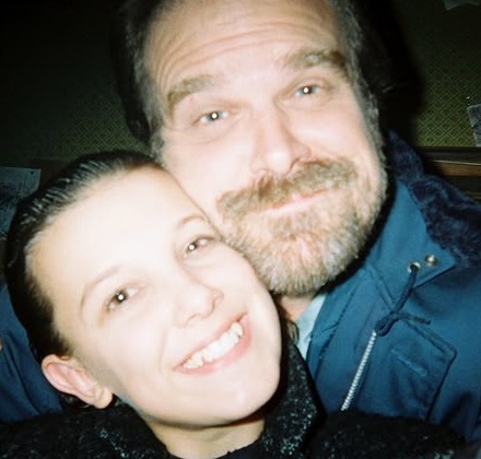 Millie Bobby Brown ir David Harbour