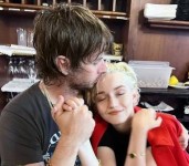 Mark Foster ir Julia Garner
