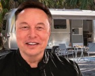 Elon Musk / „Airstream“ karavanas